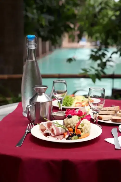 Une table est dressée avec des plats et des boissons.