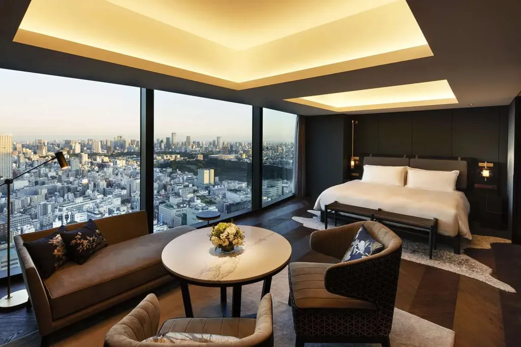 Un salon et une chambre offrent une vue panoramique sur la ville.
