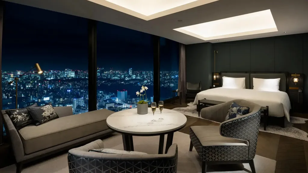 Espace de vie moderne avec vue nocturne sur la ville.