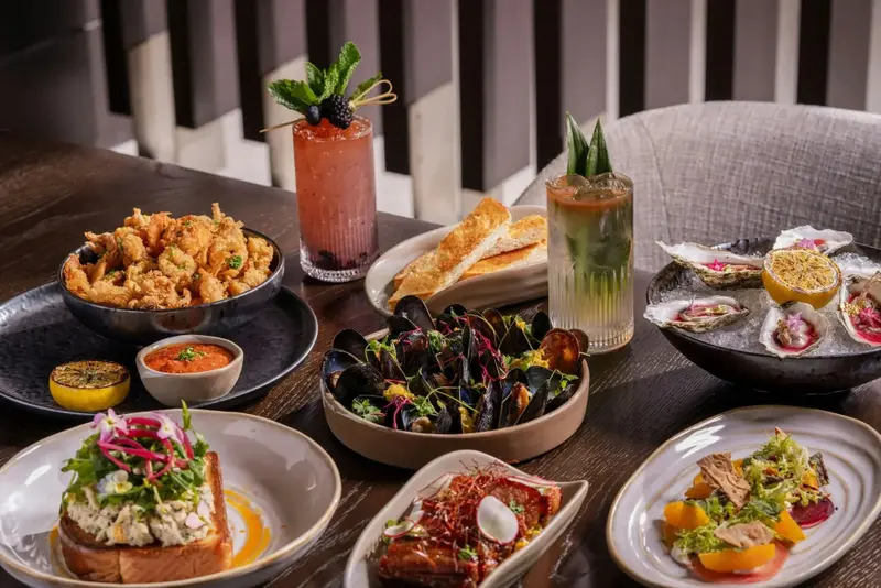 Une table est dressée avec divers plats et boissons décorées.
