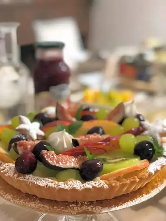 Une tarte aux fruits fraîchement préparée est présentée sur une table.