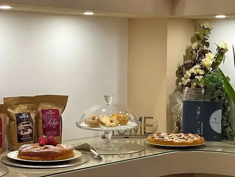 Une table basse présente des pâtisseries et des boissons.