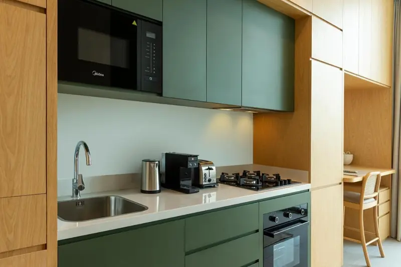 Une cuisine moderne avec des appareils électroménagers encastrés et un plan de travail clair.