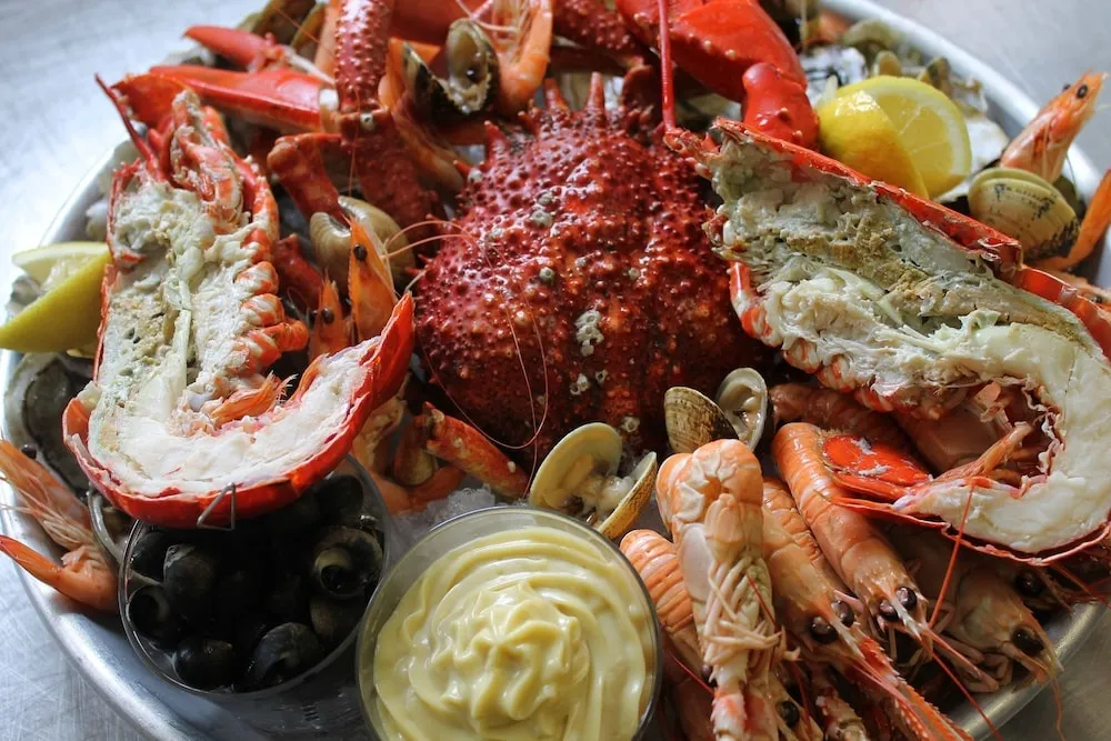 Assortiment de fruits de mer frais disposés sur un grand plateau.