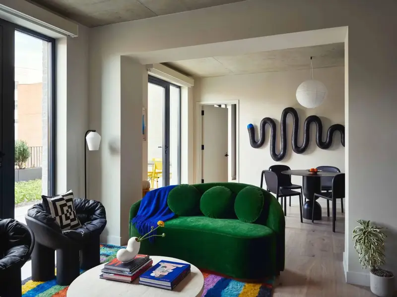 Un salon moderne et lumineux s'ouvre sur un espace repas.