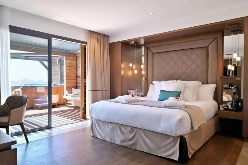 Une chambre spacieuse avec un grand lit et un accès à une terrasse.