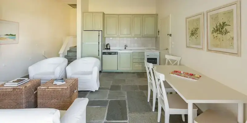 Une pièce lumineuse combine un coin repas et une kitchenette.