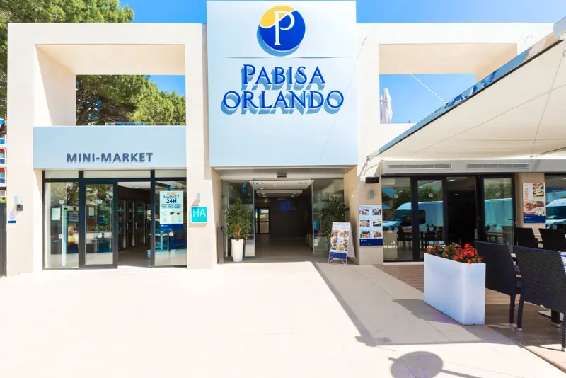 Façade d'un bâtiment avec une entrée et un petit magasin.