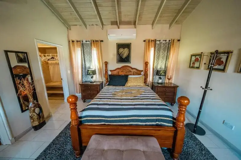 Une chambre à coucher lumineuse avec un lit à baldaquin en bois.