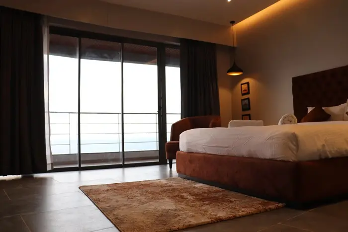 Une chambre spacieuse avec un grand lit et une vue sur la mer.