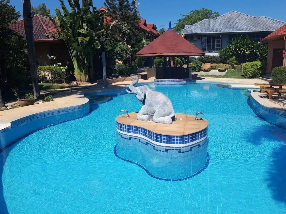 Une piscine avec une statue d'éléphant au centre.