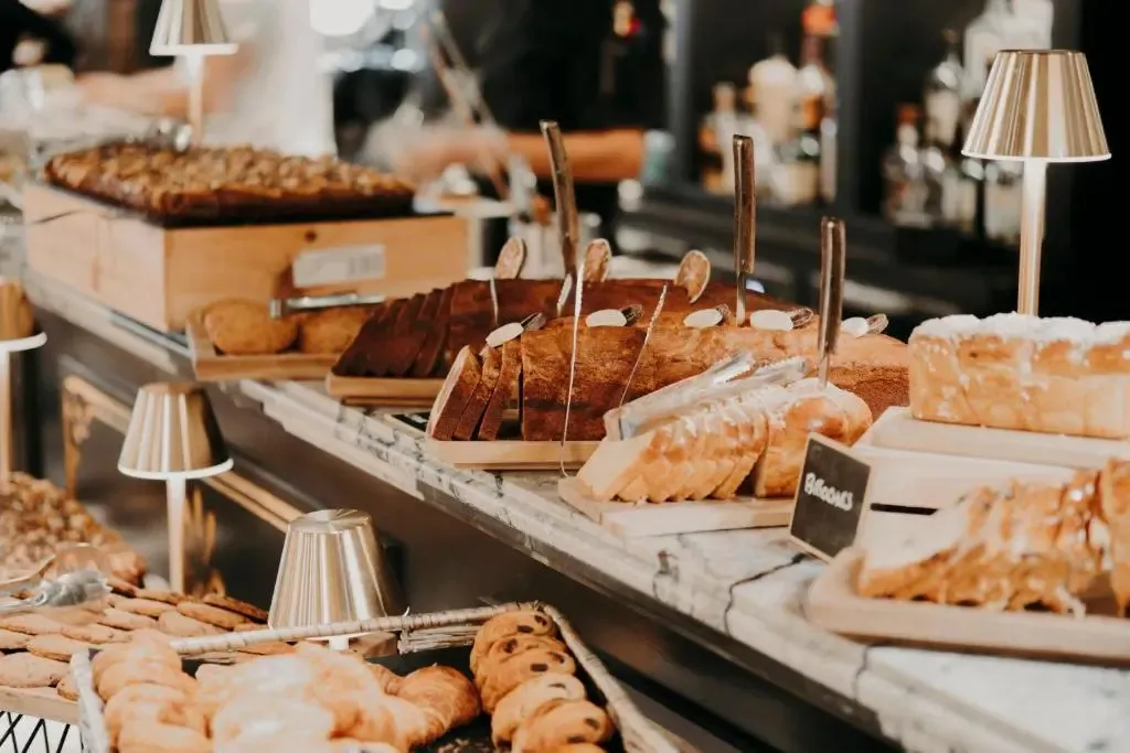 Un buffet propose une variété de pâtisseries et de viennoiseries.