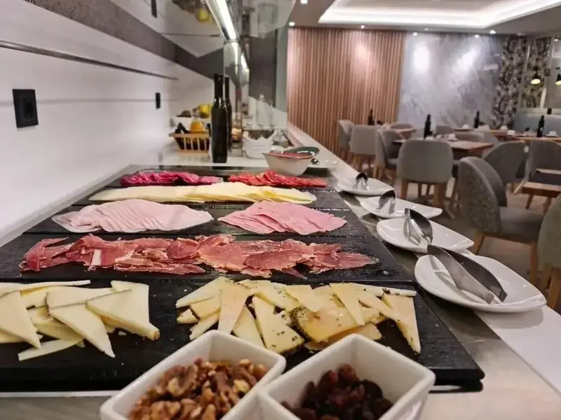 Un buffet propose une selection de charcuteries et de fromages.