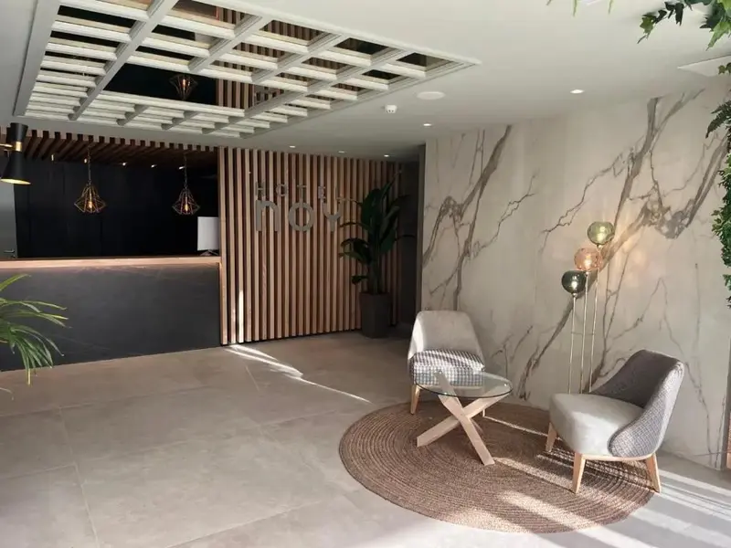 Un hall d'accueil moderne avec un comptoir et des fauteuils.
