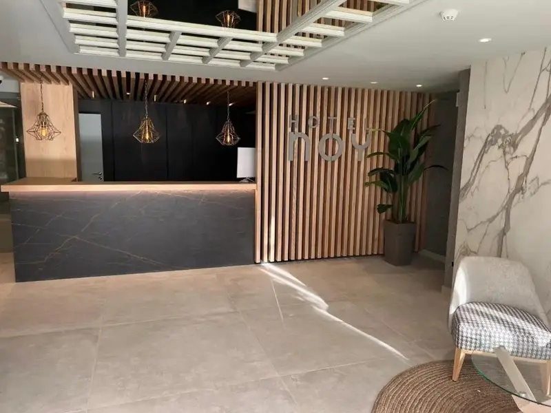 Un comptoir d'accueil moderne dans un hall d'hôtel lumineux.
