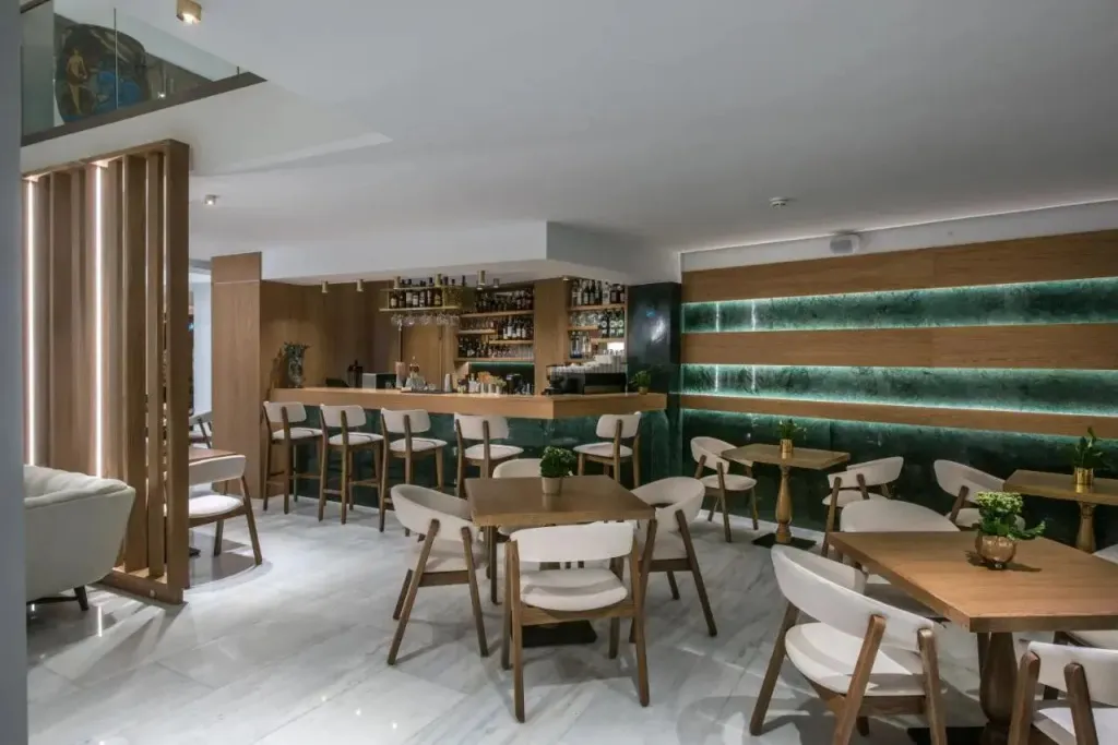 Un espace de bar et de restauration avec des tables et des chaises.