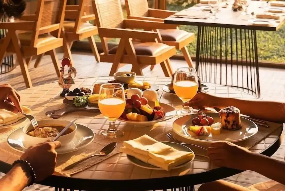 Une table est dressée avec des plats variés et des boissons.