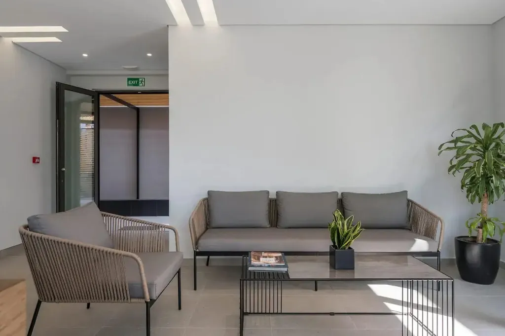 Un espace de détente intérieur avec canapés et une plante verte.