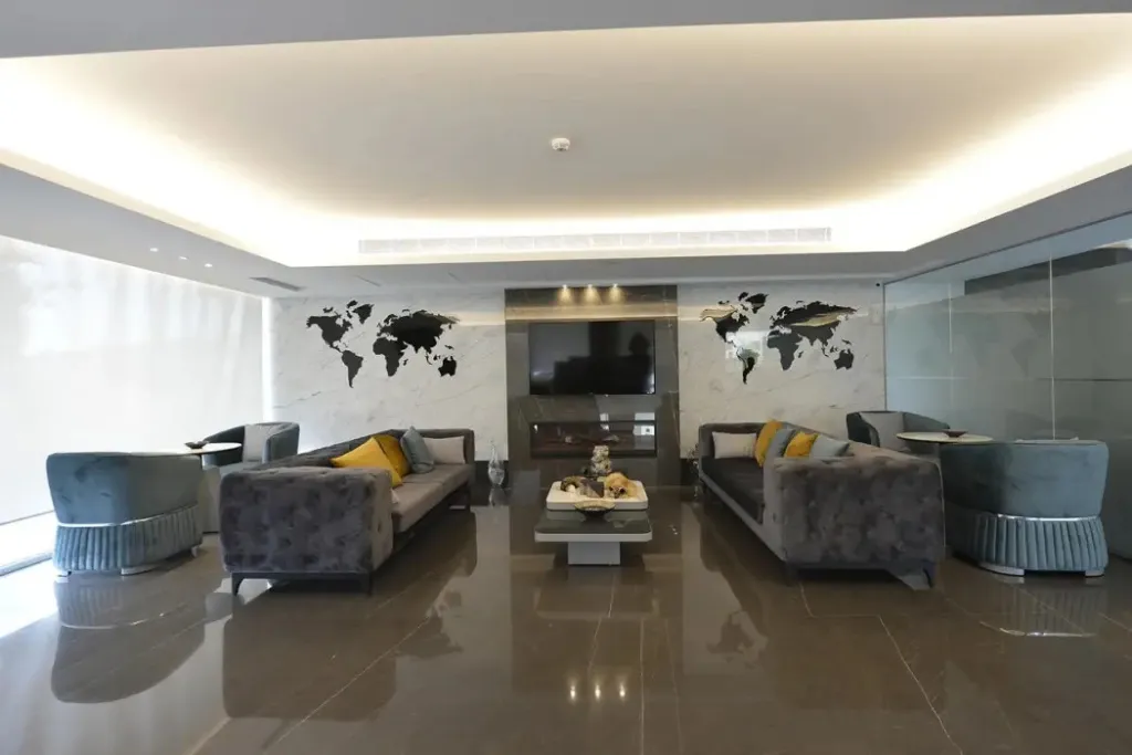 Espace de détente intérieur avec canapés et décoration murale.