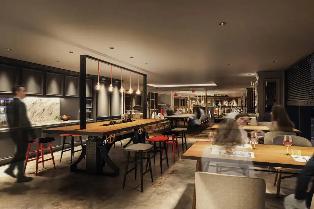 Une salle lumineuse avec des tables et des chaises pour les repas.