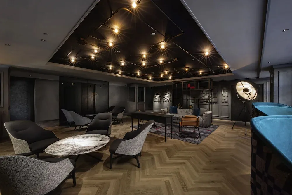 Un espace de détente intérieur avec des fauteuils et des tables basses.