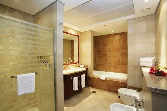 Une salle de bain lumineuse avec baignoire et douche à l'italienne.