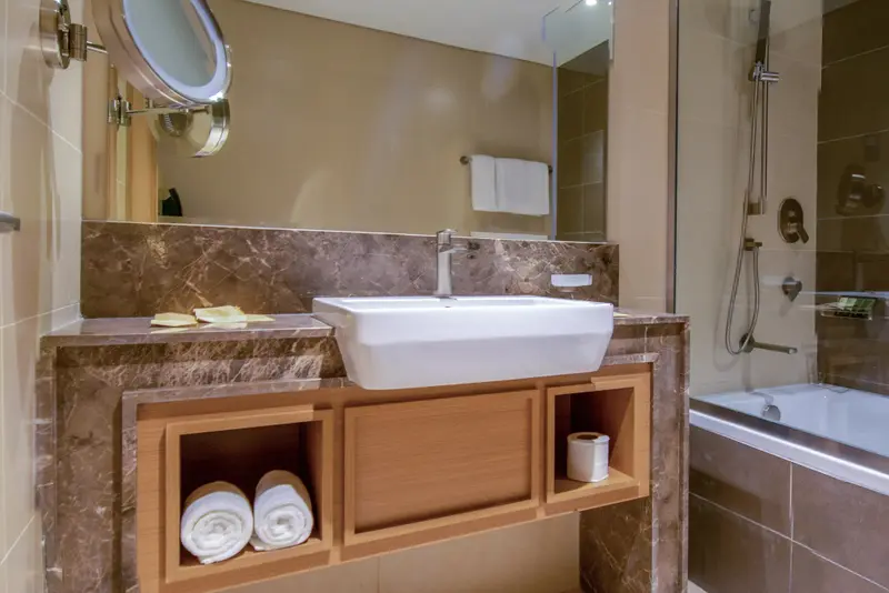 Une salle de bain moderne avec un lavabo encastré et une baignoire.