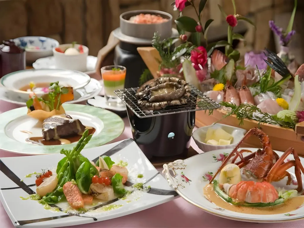 Une table est dressée avec divers plats de fruits de mer et de viande.