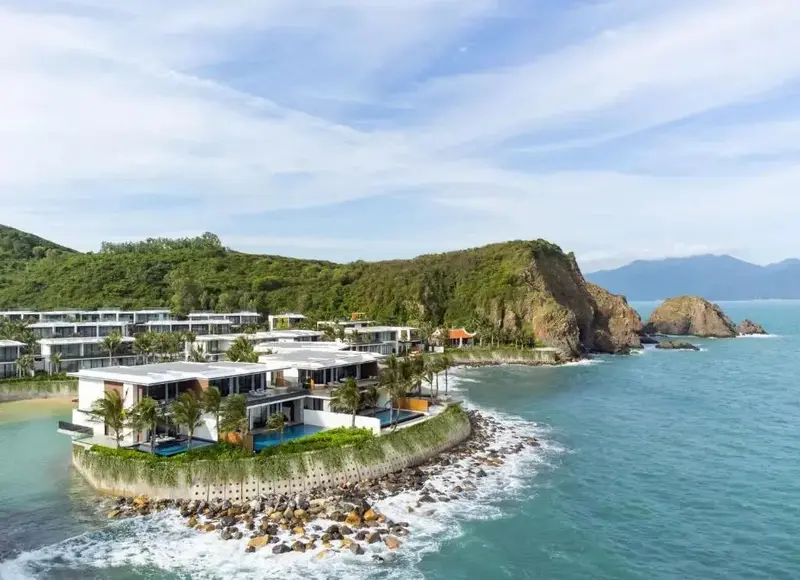 Vue aérienne d'un complexe hôtelier moderne au bord de la mer.