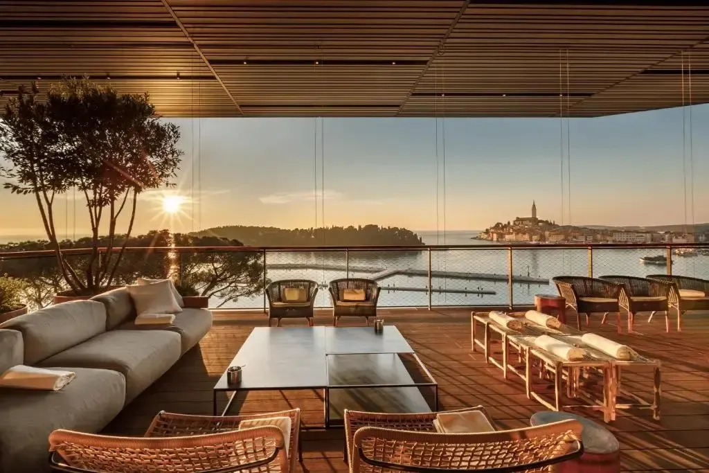 Espace de détente extérieur avec mobilier confortable et vue sur la mer.