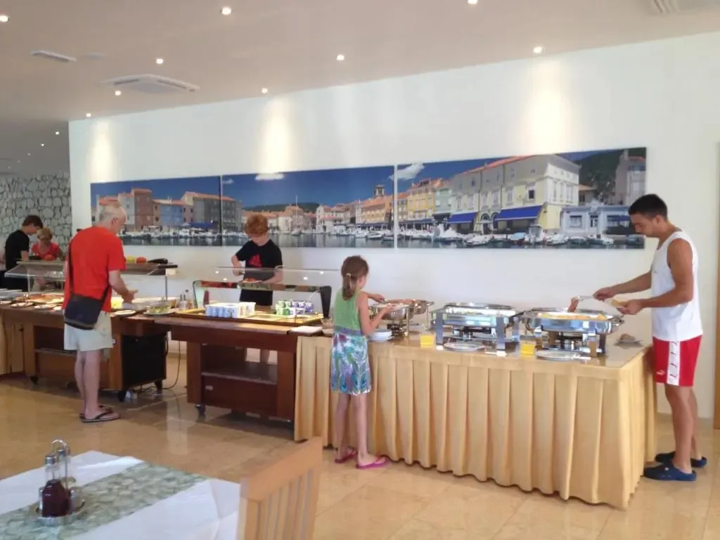 Des clients se servent à un buffet dans une salle lumineuse.