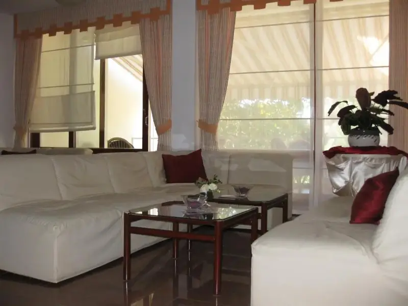 Un espace de détente intérieur avec canapés et tables basses.