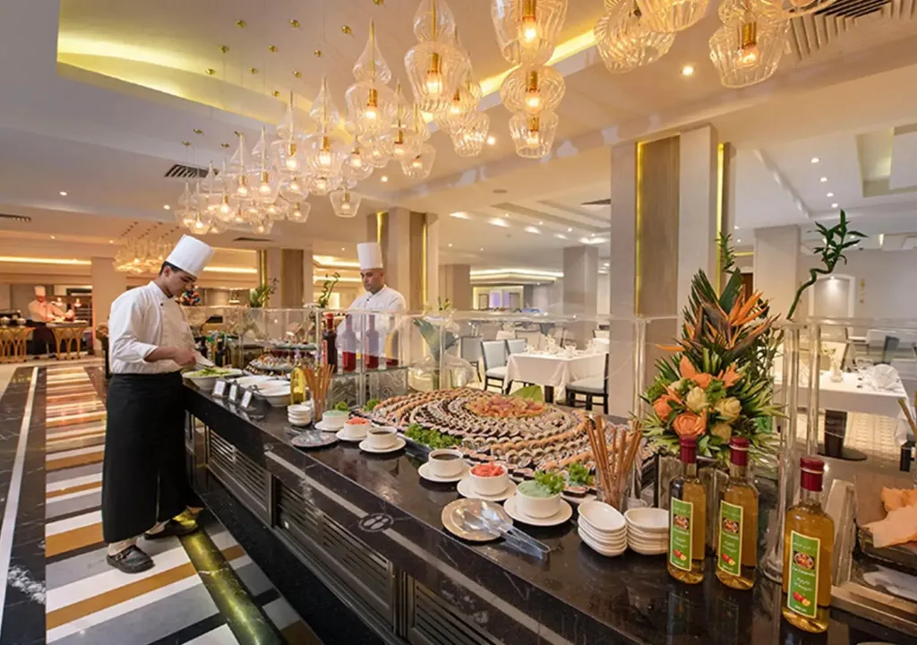 Un buffet généreux est présenté dans une salle de restaurant lumineuse et élégante.