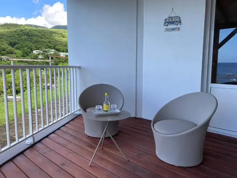 Terrasse avec deux fauteuils et une table basse.