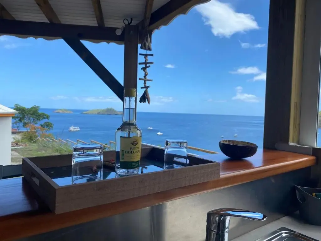 Un comptoir en bois donne sur une vue maritime dégagée.