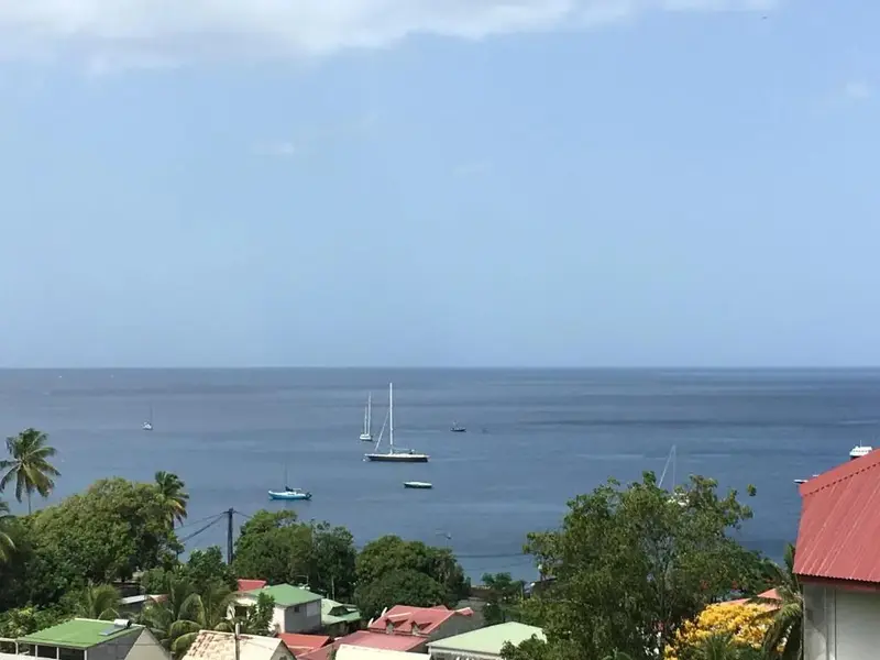 Vue d'ensemble sur la mer et les bateaux depuis un point de vue élevé.