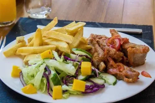 Assiette garnie de frites, de salade et de poisson pané.