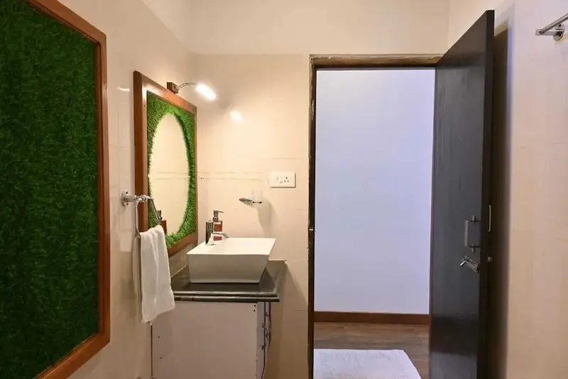 Une salle de bain claire avec un lavabo et un miroir décoratif.