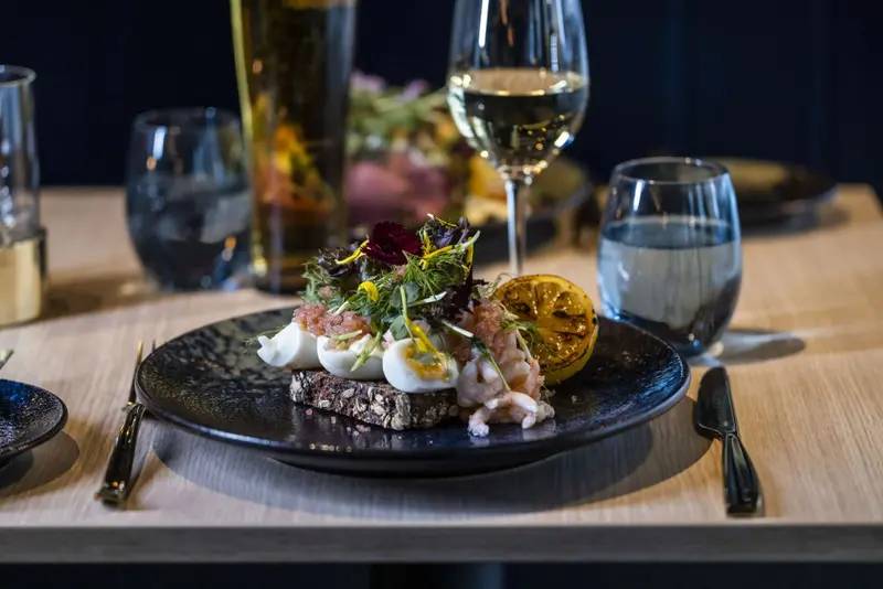 Une assiette décorée est mise en valeur sur une table en bois.