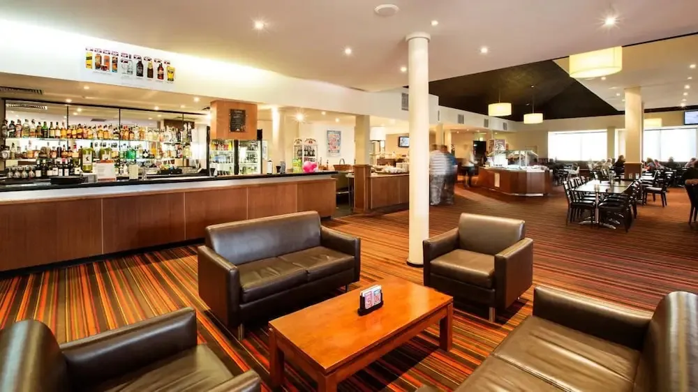 Un espace de détente avec des canapés et un bar bien approvisionné.