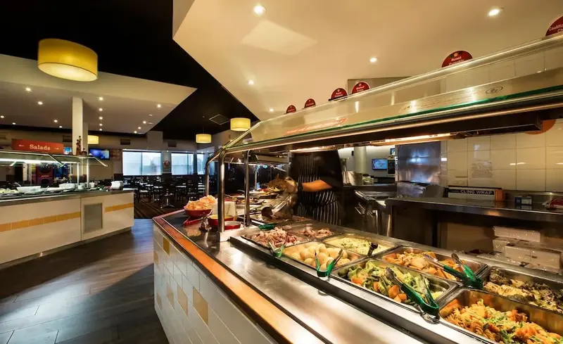Un long buffet propose une grande variété de plats chauds et froids.