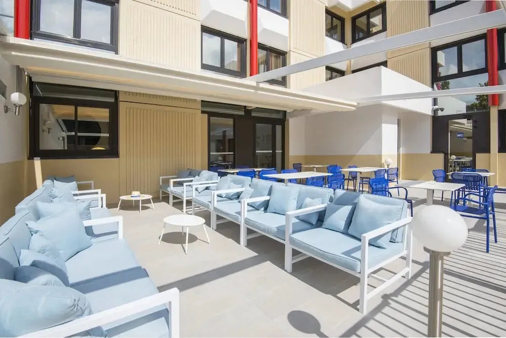 Espace extérieur aménagé avec des canapés et des tables basses.