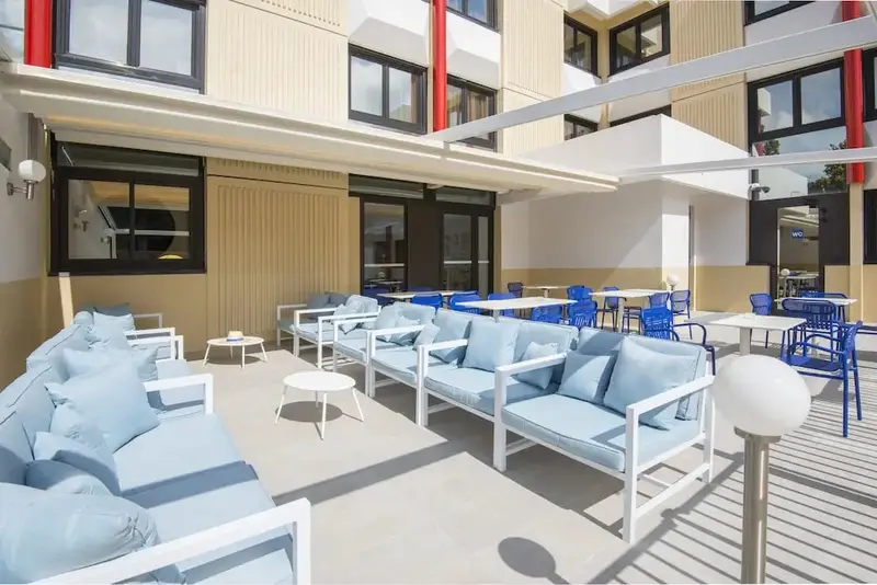 Espace extérieur aménagé avec des canapés et des tables basses.