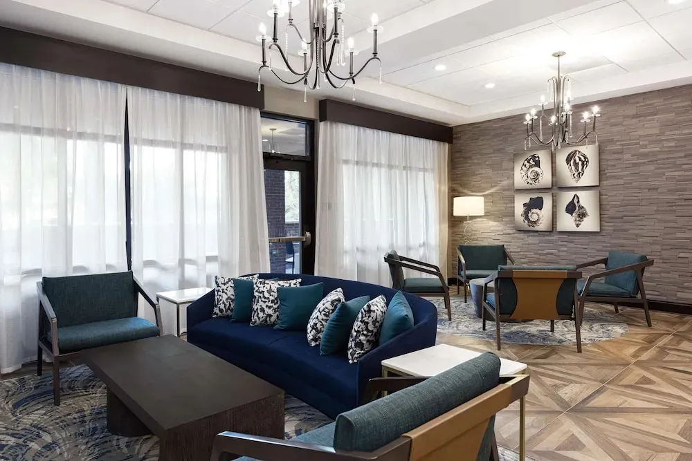 Un espace de détente intérieur avec canapés et fauteuils.