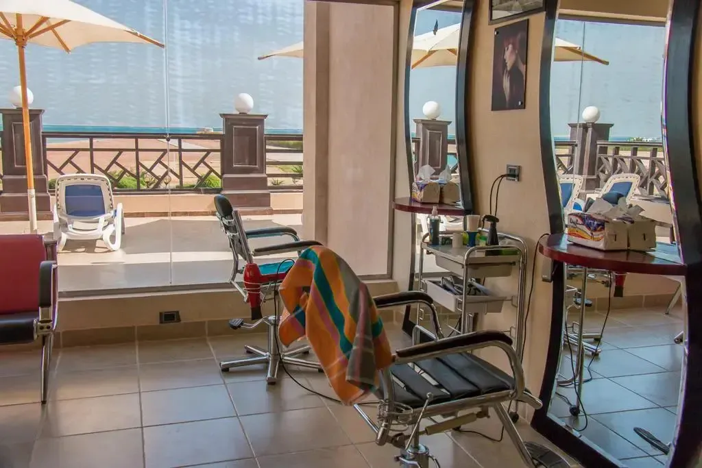 Un salon de coiffure lumineux avec vue sur la mer et une terrasse.