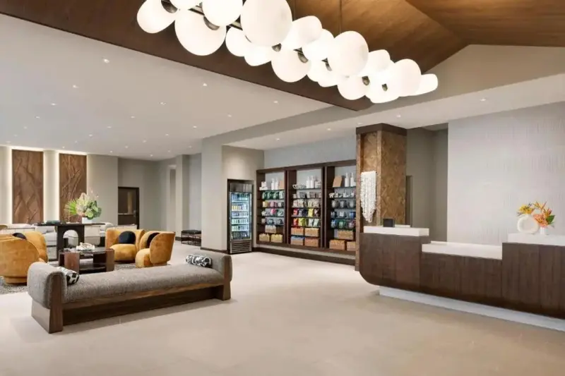 Un espace d'accueil lumineux avec un comptoir et des canapés confortables.
