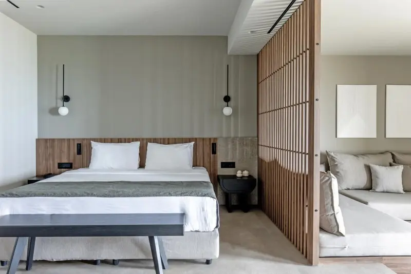 Une chambre moderne avec un grand lit et un espace détente.