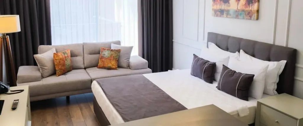 Un espace de vie intérieur avec un canapé et un grand lit.