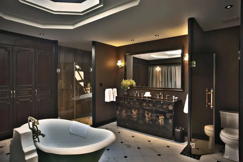 Une salle de bain luxueuse avec une baignoire sur pieds et un grand miroir.