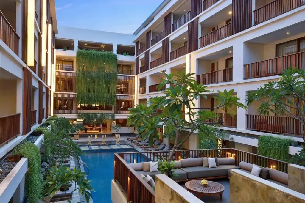 Vue d'une cour intérieure avec piscine et mobilier de détente.